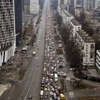 ウクライナの首都キエフで起こっている渋滞。ロシアによる軍事侵攻の影響とみられる＝2022年2月24日、AP