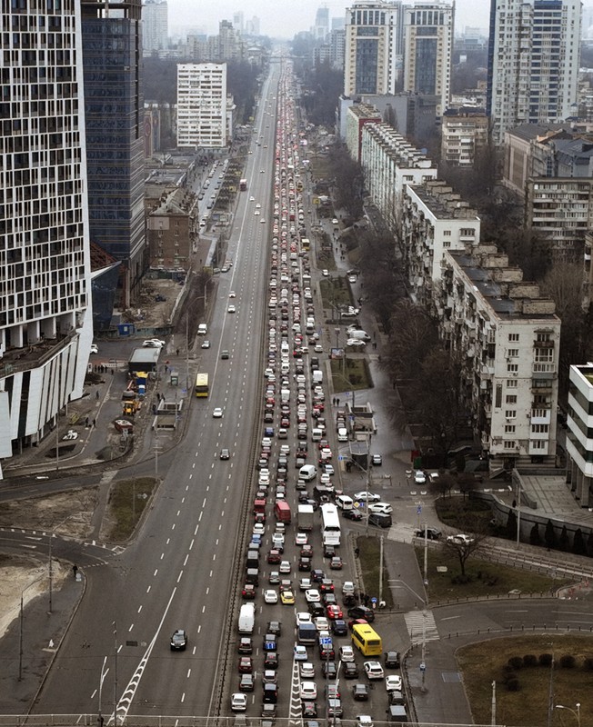 ウクライナの首都キエフで起こっている渋滞。ロシアによる軍事侵攻の影響とみられる＝2022年2月24日、AP