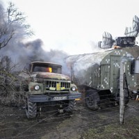 ウクライナ東部のマリウポリ郊外の軍施設で、炎上したレーダーなどの施設。ロシアによる砲撃の影響とみられる＝2022年2月24日、AP