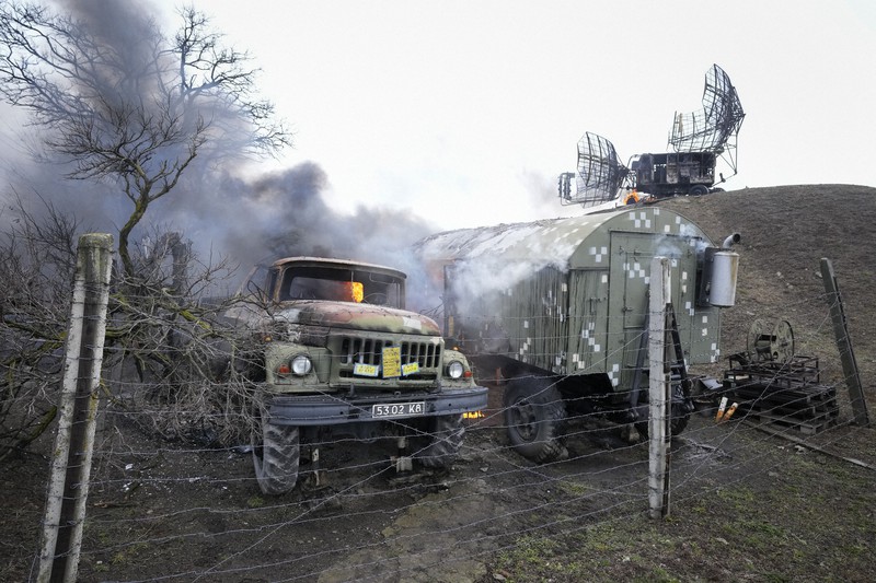 ウクライナ東部のマリウポリ郊外の軍施設で、炎上したレーダーなどの施設。ロシアによる砲撃の影響とみられる＝2022年2月24日、AP