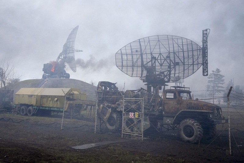 破壊されたウクライナ軍のレーダー設備＝ウクライナ東部マリウポリ近郊で2022年2月24日、AP