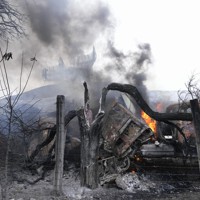 ロシアに砲撃されたウクライナ東部・マリウポリ郊外の軍施設＝2022年2月24日、AP