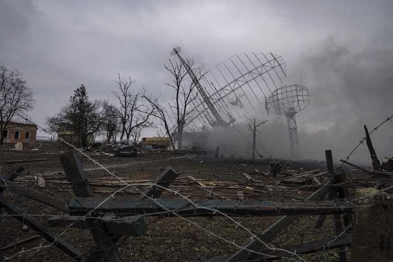 ウクライナ東部のマリウポリで、軍の基地から上がった煙。ロシアの攻撃が原因とみられる＝2022年2月24日、AP