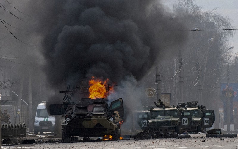 炎上して放置されるロシア軍の車両＝ウクライナ北東部ハリコフで2022年2月27日、AP