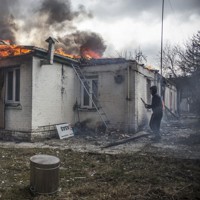 爆撃されたウクライナの首都キエフ近郊の住宅＝2022年3月4日、AP