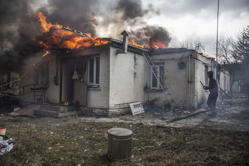 爆撃されたウクライナの首都キエフ近郊の住宅＝2022年3月4日、AP