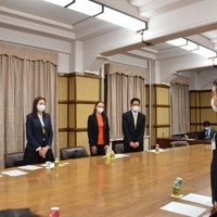 河村たかし市長（右）と面会した日本ウクライナ文化協会の川口リュドミラ理事長（左から2番目）と、榊原ナターリヤさん（同3番目）＝名古屋市役所で2022年3月17日、高井瞳撮影