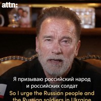 ロシア国民に呼びかけるアーノルド・シュワルツェネッガーさんの動画＝公式ツイッターから