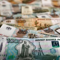 ロシアの通貨ルーブルの紙幣＝2016年1月22日、ロイター