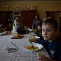 避難先で食事をするウクライナ難民の少年ら＝ポーランドで2022年3月21日、AP