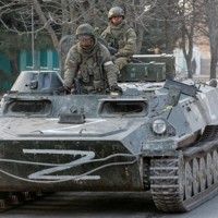 装甲車に乗った親露派武装勢力の兵士ら＝ウクライナ東部ドネツク州で2022年3月25日、ロイター