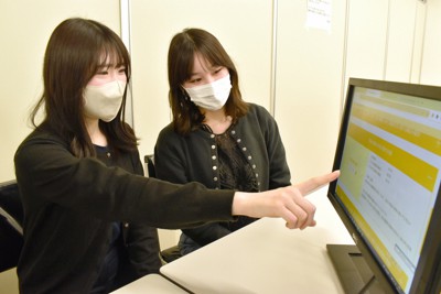 男女の賃金差を開示する厚生労働省の「女性の活躍推進企業データベース」を初めて見た津田塾大4年の柳瀬綺乃さん（右）と、拓殖大4年の磯崎颯恵さん＝東京都内で2023年2月20日、石田奈津子撮影