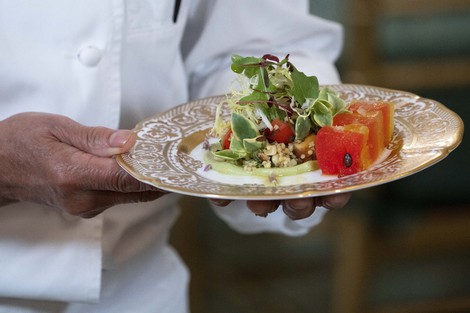 インドのモディ首相を歓迎するホワイトハウス夕食会の前菜。マリネしたキビとトウモロコシのサラダ、スイカの付け合わせ、アボカドソースで。6月22日の夕食会前日21日の報道陣への事前公開＝2023年6月21日撮影、AP