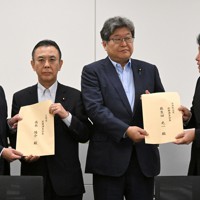 自民党の小野寺五典安保調査会長（右）、公明党の佐藤茂樹外交安保調査会長（左）から論点整理の報告書を受け取る自民党の萩生田光一政調会長（右から2人目）と公明党の高木陽介政調会長（同3人目）＝衆院第2議員会館で2023年7月5日午前11時1分、竹内幹撮影