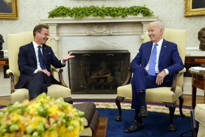 スウェーデンのクリステション首相（左）と会談するバイデン米大統領＝米ワシントンのホワイトハウスで2023年7月5日、AP