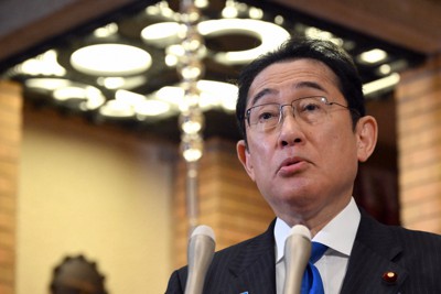 記者団の取材に応じる岸田文雄首相＝首相公邸で2023年7月11日午前6時47分、竹内幹撮影