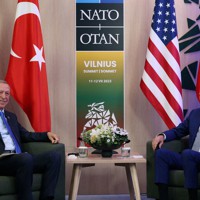 北大西洋条約機構（NATO）首脳会議に合わせて会談するトルコのエルドアン大統領（左）とバイデン米大統領＝リトアニアの首都ビリニュスで2023年7月11日、トルコ大統領府提供・ロイター