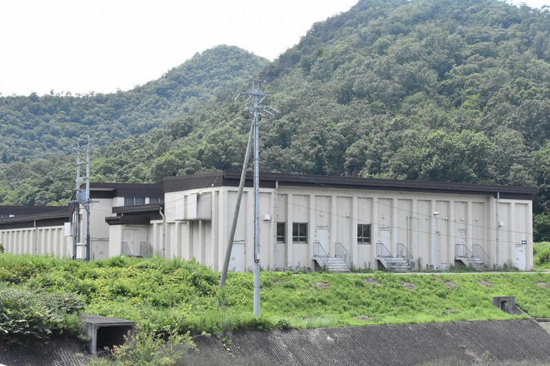 自衛官候補生による銃撃事件の現場となった屋内型射撃場＝岐阜市日野南9の陸上自衛隊日野基本射撃場近くで2023年7月12日午後1時16分、太田圭介撮影