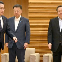 閣議に臨む岸田文雄首相（左端）。右端は浜田靖一防衛相＝首相官邸で2023年7月28日午前10時3分、竹内幹撮影