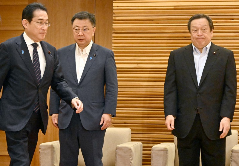 閣議に臨む岸田文雄首相（左端）。右端は浜田靖一防衛相＝首相官邸で2023年7月28日午前10時3分、竹内幹撮影