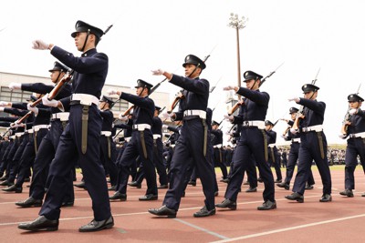 防衛大学校の観閲式で観閲行進する学生隊＝神奈川県横須賀市で2023年4月5日午後0時33分（代表撮影）