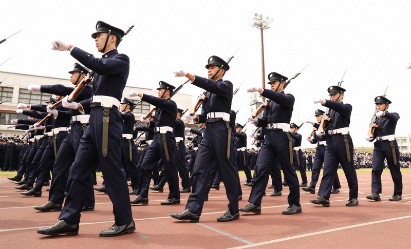 防衛大学校の観閲式で観閲行進する学生隊＝神奈川県横須賀市で2023年4月5日午後0時33分（代表撮影）