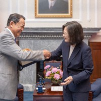 講演後の会談で台湾の蔡英文総統（右）と握手する自民党の麻生太郎副総裁＝台北市の総統府で8日（総統府提供）