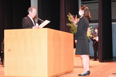 中村学長から学位記を授与される坂本選手