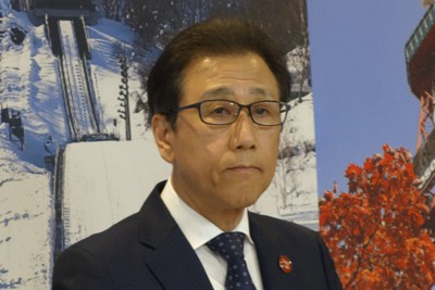 記者団の取材に応じる札幌市の秋元克広市長＝札幌市役所で2023年10月14日、高山純二撮影