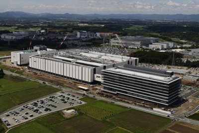 熊本県菊陽町で建設が進む「台湾積体電路製造」（TSMC）の工場＝2023年8月28日午後0時43分、本社ヘリから