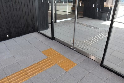 福井県立大かつみキャンパスに敷設された点字ブロック。屋内からは床と同系色となっている＝同県小浜市で2023年10月24日午後0時0分、国本ようこ撮影