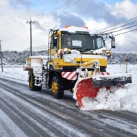 降雪した石川県珠洲市内の県道52号線を除雪する車両＝同市正院町で2024年1月8日午前9時6分、砂押健太撮影