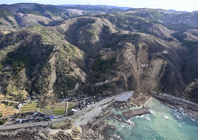 大規模な土砂崩れが起きた国道249号＝石川県珠洲市で2024年1月4日午後3時13分、本社ヘリから