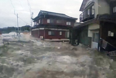 1月1日午後4時39分ごろ、石川県能登町の白丸地区に到達した津波を捉えた車載カメラ映像の一部。1枚目の映像から20秒後には猛烈な勢いで黒い波が集落をのみ込み、道路が見えなくなっている＝関係者提供