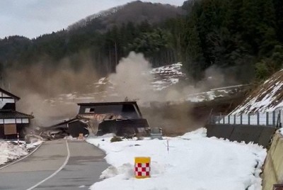 地震の直後、山から流れ出した土砂の直撃を受けて倒壊する民家＝石川県輪島市市ノ瀬町で2024年1月1日（男性提供の動画から）