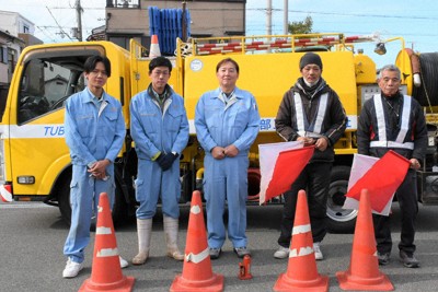 救出活動した（左から）久保勇次さん、梅原葵さん、山本哲嗣さん、上田泰幸さん、田宅茂さん。車に積んであった油圧ジャッキやコーン、旗を使った＝豊中市の市南消防署で2024年1月11日午前11時30分、三角真理撮影