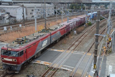 台車を連ねて走る貨物列車＝北九州市小倉北区で2024年1月17日午後2時34分、山下智恵撮影