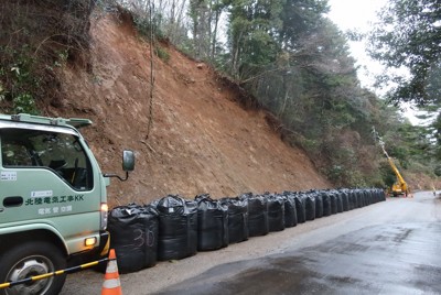 崖崩れが発生した石川県志賀町福浦港地区と国道249号を結ぶ県道。近くの北陸電力志賀原発で事故があれば避難路としての機能を失っていた可能性がある＝同町中畠で2024年2月21日、露木陽介撮影