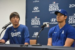 記者会見に臨むドジャースの大谷翔平選手（右）。隣は通訳を務めていた水原一平氏＝ソウル市内の高尺スカイドームで3月16日、坂口裕彦撮影