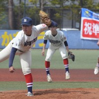 仙台育英高との練習試合で力投する石川県輪島市の輪島高の投手（手前）＝宮城県多賀城市で2024年3月28日午前11時7分、佐藤丈一撮影