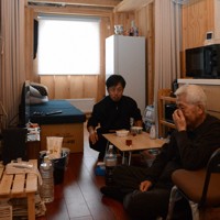 仮設住宅に入居した野村亘さん。「避難所と違って寝るのもシャワーも好きな時にできる」と話す＝石川県輪島市で2024年3月23日、山本康介撮影