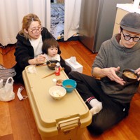 仮設住宅に入居し、生活再建に向けて歩み出した諸石健太郎さん（右）と妻優子さん（左）、長女夏紬羽ちゃん＝石川県輪島市で2024年2月28日午後6時19分、野田樹撮影