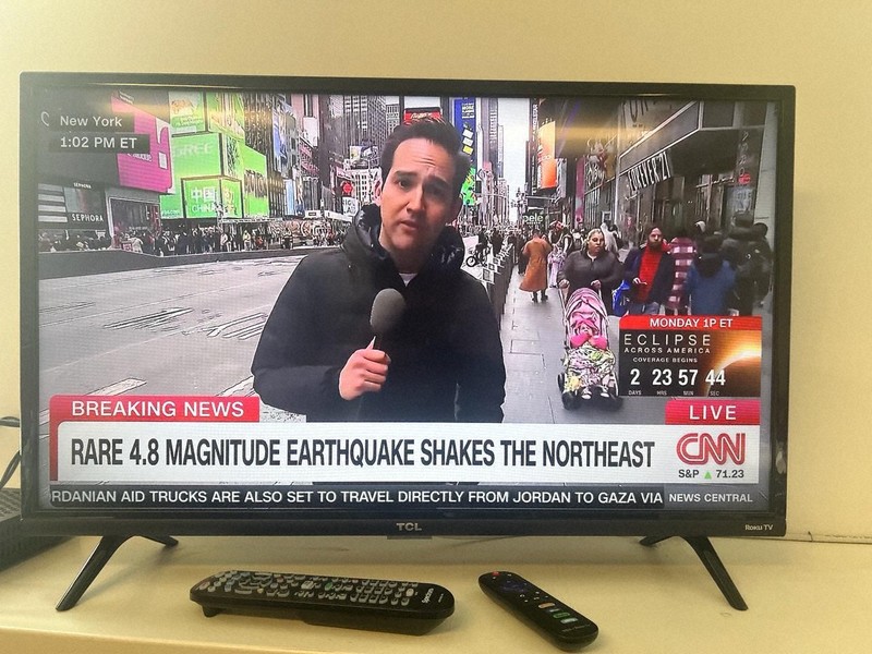 米東部で起きた地震について速報するCNNテレビ＝米ニューヨークで2024年4月5日、中村聡也撮影