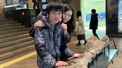 北九州市立いのちのたび博物館で、内田博仁くん（左）と、お母さんの内田敦子さん＝提供写真