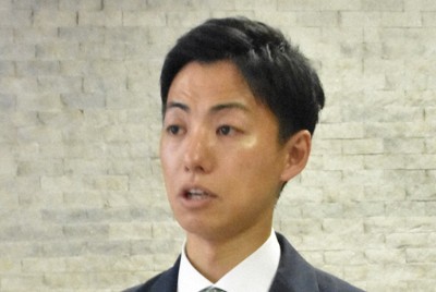 永田徳男・美濃加茂市議会副議長のセクハラ問題について報道陣の取材に応じる藤井浩人市長＝岐阜県美濃加茂市役所で2024年5月8日午後4時5分、太田圭介撮影