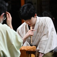 第82期名人戦七番勝負の第4局で挑戦者の豊島将之九段（手前）に敗れ、感想戦で対局を振り返る藤井聡太名人＝大分県別府市の割烹旅館もみやで2024年5月19日午後9時10分、金澤稔撮影