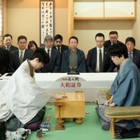 第82期名人戦七番勝負の第5局が始まり、初手を指す藤井聡太名人（左）。右は挑戦者の豊島将之九段＝北海道紋別市のホテルオホーツクパレスで2024年5月26日午前9時、貝塚太一撮影