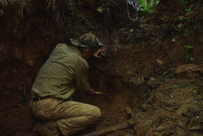 映画「骨を掘る男」の一場面。沖縄で40年以上、戦没者の遺骨を収容する具志堅隆松さん(C)Okuma Katsuya,Moolin Production,Dynamo Production