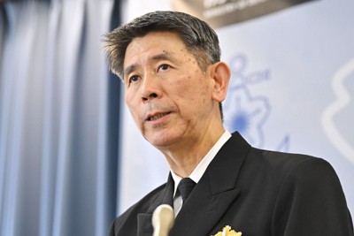 海上自衛隊のヘリコプター2機が墜落したのを受け、記者会見する酒井良・海上幕僚長＝防衛省で2024年4月21日午後1時4分、前田梨里子撮影