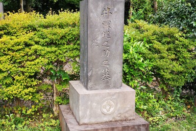 東京都港区の青山霊園にあった井深梶之助の墓。妻の花と一緒に眠っていた＝親族の伊藤三千子さん提供